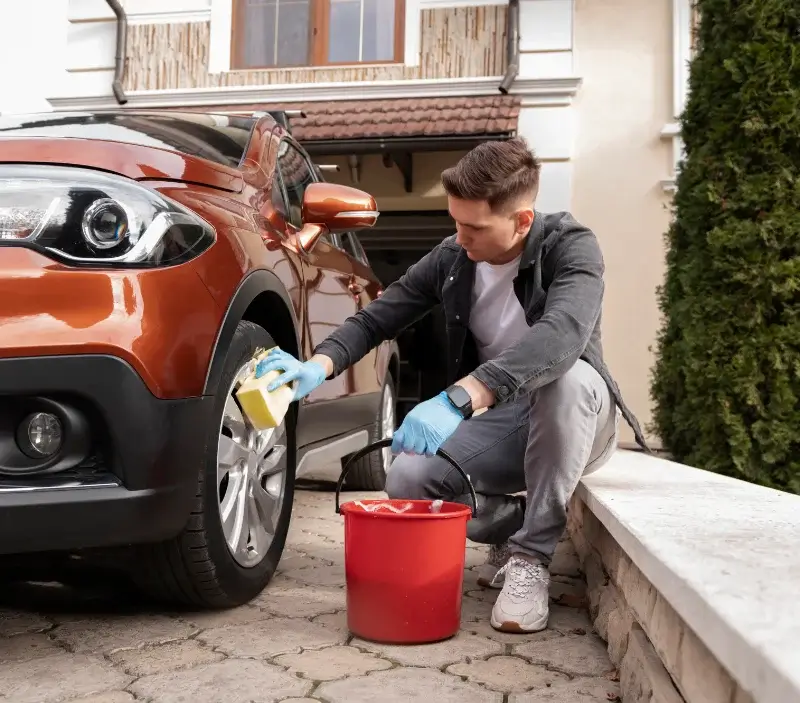 Lavage auto à domicile Rustenhart : professionnel intervenant sur un véhicule